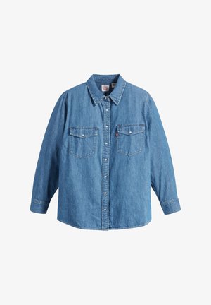 Camisa de denim em azul claro com colarinho abotoado, mangas longas, dois bolsos no peito e uma bainha ligeiramente curva. Apresenta botões prateados.