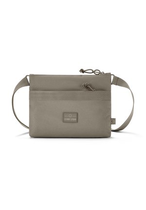 Grau gefärbte Crossbody-Tasche aus Stoff mit strukturierter Oberfläche, verstellbarem Tragegurt und einem Label-Patch auf der Vorderseite. Verfügt über einen Kordelzugverschluss oben.