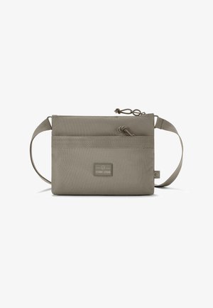 Sivá textilná kabelka cez telo s textúrovaným povrchom, nastaviteľným popruhom a predným štítkom. Vybavená šnúrkovým uzatváraním navrchu.