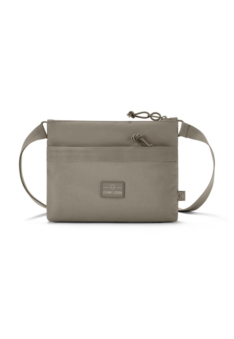 Borsa a tracolla grigia in tessuto con superficie texturizzata, cinturino regolabile e una etichetta patch frontale. Presenta una chiusura a coulisse sulla parte superiore.