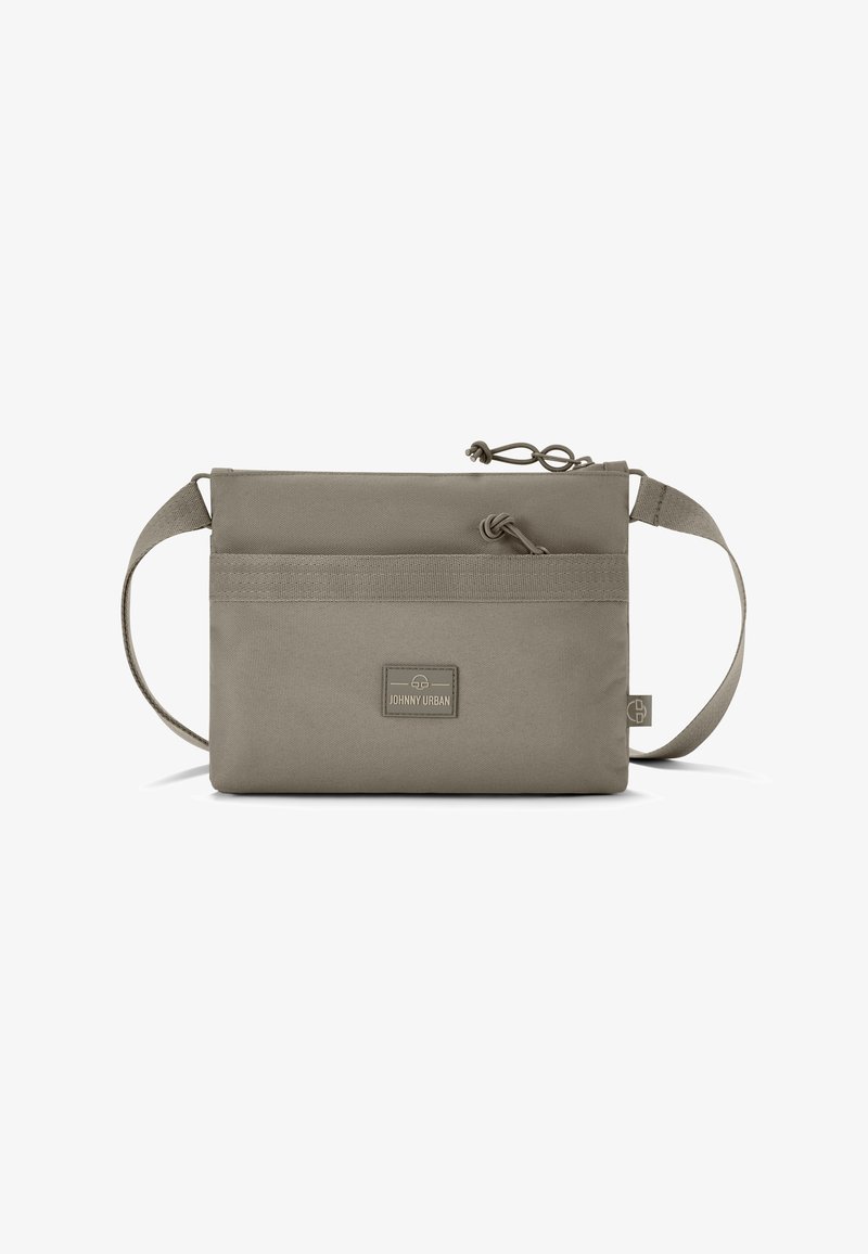 Borsa a tracolla grigia in tessuto con superficie texturizzata, cinturino regolabile e una etichetta patch frontale. Presenta una chiusura a coulisse sulla parte superiore.