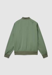 Grüne Bomberjacke mit glatter Textur, geripptem Saum und Bündchen sowie einfachem Design. Keine sichtbaren Marken oder Muster.