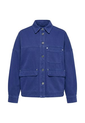 Sininen napillinen takki, jossa on kaulus, pitkät hihat, rintatasku ja kaksi etutaskua läppäkansilla, joissa metalliset napit.