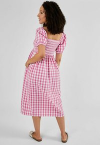 JoJo Maman Bébé SHIRRED MATERNITY MIDI  - REGULAR FIT - Kasdienė suknelė - pink gingham