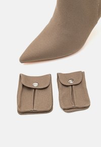 Even&Odd Topánky na vysokom opätku - khaki