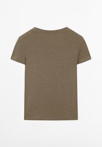 T-shirt marrone a maniche corte, disteso, che mostra il retro con scollatura a girocollo e vestibilità regolare su sfondo bianco.