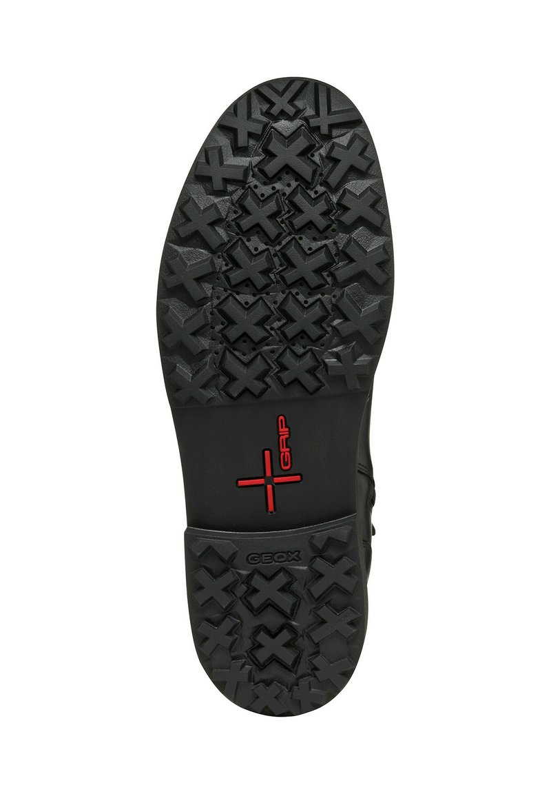 Schwarze Gummisohle mit einem strukturierten und gemusterten Griffdesign, das erhabene Kreuzformen aufweist, sowie roten "GRIP"- und "GEOX"-Logos.