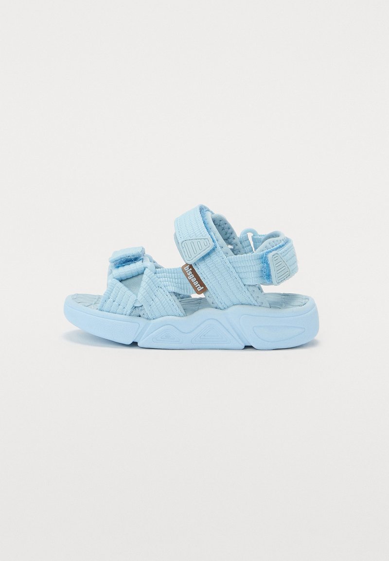 Sandales d'extérieur bleu clair avec des sangles en tissu texturé et des fermetures ajustables. Dotées d'une semelle rembourrée avec un motif géométrique.