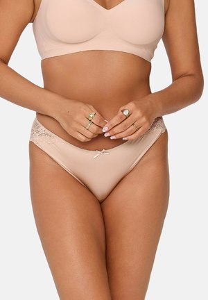 Nude lace-trimmet trusse med en satinfinish, lille sløjfe foran og en blød, strækbar materiale.
