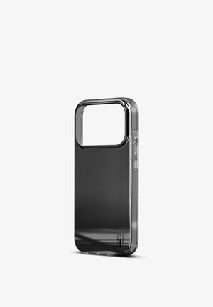 Funda para smartphone delgada, negra y transparente, con recortes para botones y cámara, con la marca "Ideal of Sweden" en la esquina inferior derecha.