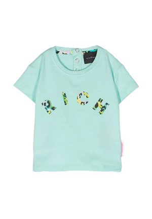 T-shirt a maniche corte di colore teal chiaro in cotone, con lettere colorate in stampa leopardata che formano la parola "RICH" e chiusura a bottoni a pressione al collo.
