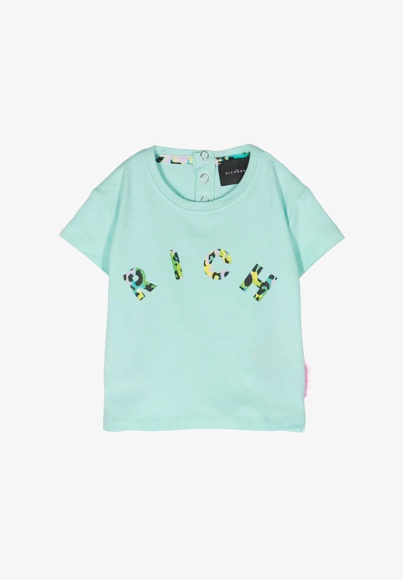 T-shirt a maniche corte di colore teal chiaro in cotone, con lettere colorate in stampa leopardata che formano la parola "RICH" e chiusura a bottoni a pressione al collo.