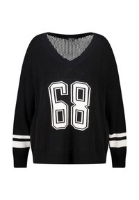Zwart gebreid sweater met V-hals, witte dubbele strepen op de mouwen en groot wit nummer "68" op de voorkant.