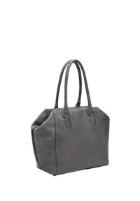 Graue Leder-Handtasche mit zwei strukturierten Griffen, einer seitlichen Reißverschlusstasche und einer glatten Textur. Rundliche Basis mit kantigen Designdetails.