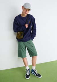 Carhartt WIP ESSENTIALS BAG SMALL UNISEX - Soma ar siksnu pāri ķermenim - highland