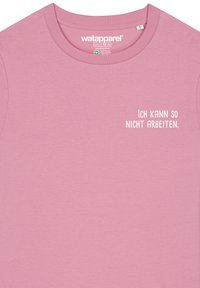 Lichtroze T-shirt met een ronde hals, gemaakt van zacht materiaal. Bevat witte tekst "Ich kann so nicht arbeiten" op de voorkant.
