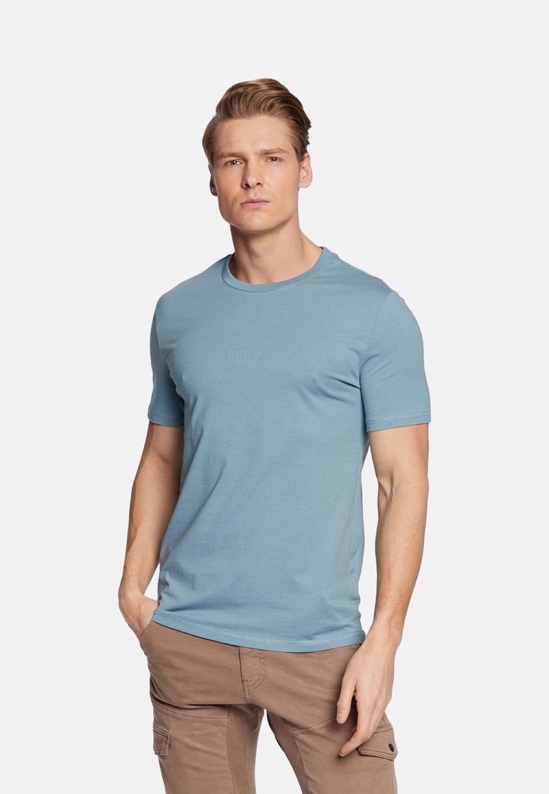 T-shirt azzurro chiaro a maniche corte con scollatura rotonda e discreto logo del marchio sul petto, realizzato in morbido tessuto di cotone.
