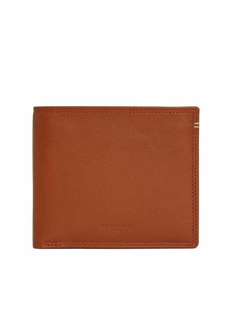 Portafoglio in pelle marrone con una texture liscia e un design minimalista. Presenta bordi cuciti e un marchio impresso sul davanti.