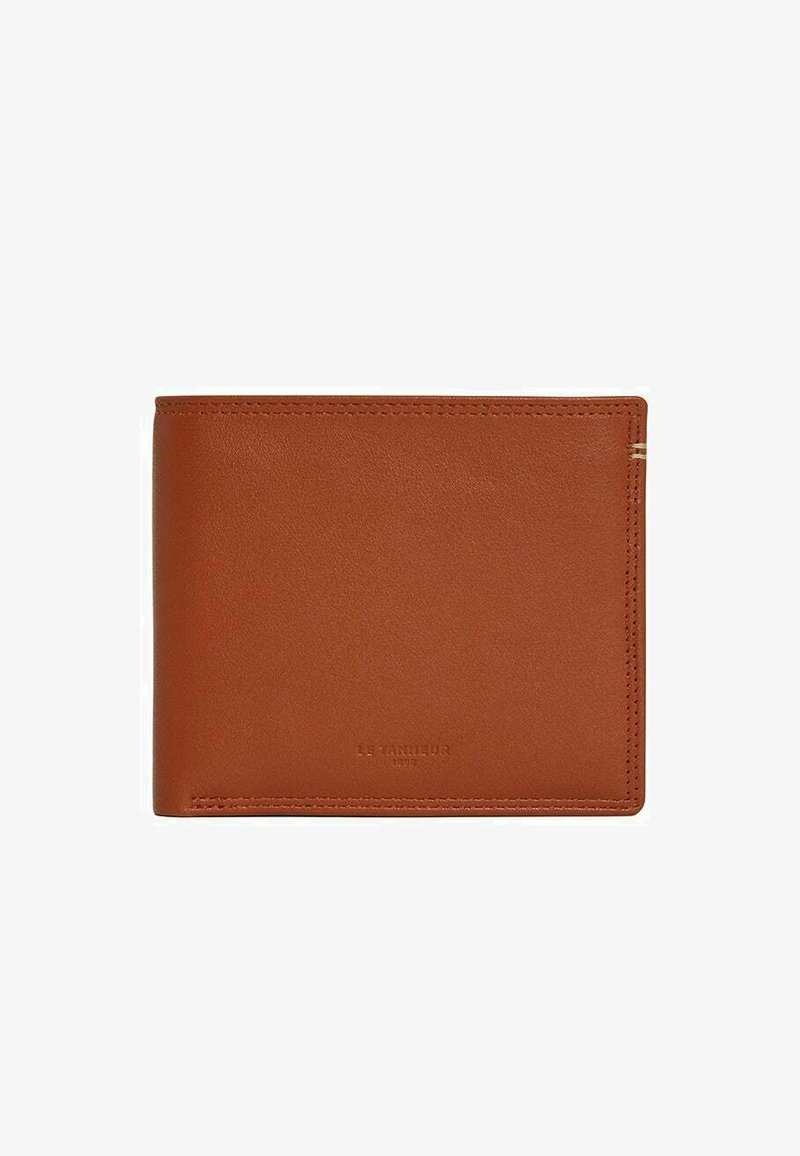 Portefeuille en cuir marron avec une texture lisse et un design minimaliste. Comprend des bords cousus et une marque en relief sur le devant.