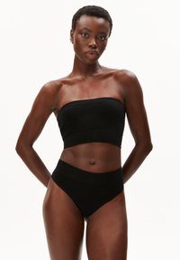 Zwart bandeautopje en high-waist bikinibroekje van gladde stof, met een naadloos ontwerp en minimalistische stijl.