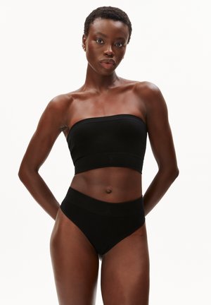 Haut bandeau noir et bas de bikini taille haute en tissu lisse, avec un design sans coutures et un style minimaliste.
