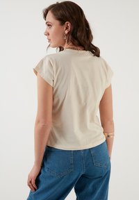 LELA REGULAR FIT - Trükipildiga T-särk - stone colored