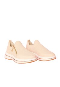 Beige slip-on cipők texturált kötött felsőrésszel, oldalán cipzárral. Fehér talp enyhe arany kiegészítéssel és barna talppal.