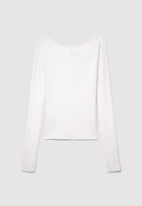 Haut blanc à manches longues en tissu côtelé, doté d'un col large et d'une coupe ajustée avec des finitions nettes.