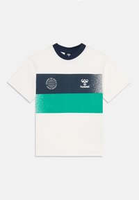 Fehér rövid ujjú póló tengerészkék és zöld vízszintes csíkokkal, tengerészkék gallérral, valamint fehér nyomtatott szöveggel és logókkal a mellkason.