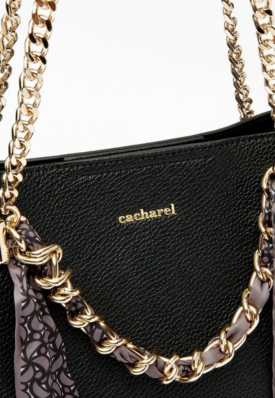 Borsa nera testurizzata con tracolla in catena dorata, caratterizzata da un dettaglio in tessuto grigio con motivo circolare e un'iscrizione del logo dorata.