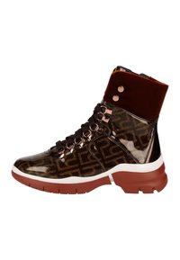 Bottines à motifs marron avec finition brillante, dotées d'un col en velours, d'un design à lacets et d'accents en métal sur le côté.