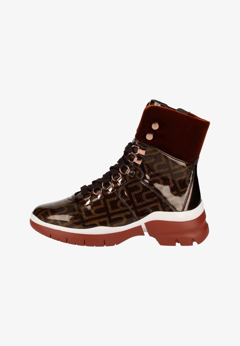 Bottines à motifs marron avec finition brillante, dotées d'un col en velours, d'un design à lacets et d'accents en métal sur le côté.