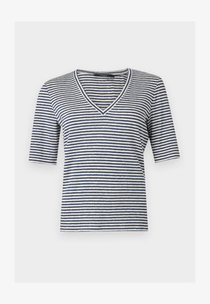 Λευκό T-shirt με κανονική εφαρμογή και κοντά μανίκια, με οριζόντιες ρίγες σε ναυτικό μπλε και λευκό, σε λευκό φόντο.