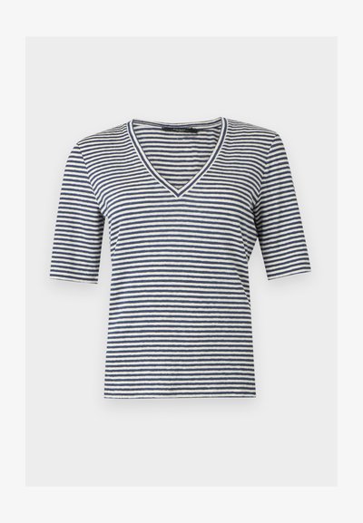 Λευκό T-shirt με κανονική εφαρμογή και κοντά μανίκια, με οριζόντιες ρίγες σε ναυτικό μπλε και λευκό, σε λευκό φόντο.