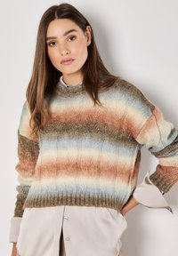 Gestreifter, mehrfarbiger Strickpullover mit horizontalen Streifen in Pfirsich, Blau, Braun und Creme; gerippter Saum und Bündchen; durchgängiges strukturiertes Muster.