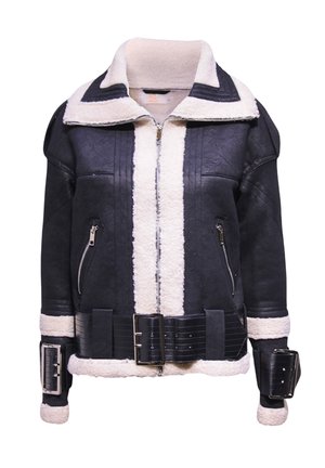 Chaqueta de shearling negra con un cuello forrado de piel blanca, cierre con cremallera, dos bolsillos frontales y un cinturón negro con hebillas en la cintura y los puños.