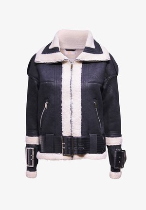 Chaqueta de shearling negra con un cuello forrado de piel blanca, cierre con cremallera, dos bolsillos frontales y un cinturón negro con hebillas en la cintura y los puños.