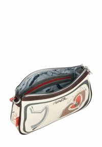 Tasche mit einem cremefarbenen Lederaußenmaterial, silbernen und roten Akzenten sowie künstlerischen Designs; inklusive einem Reißverschlussverschluss und einem gefütterten Innenraum.