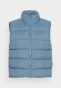 Světle modrá péřová vesta s vysokým límcem, předním zipem, prošívanou strukturou a horizontálním prošíváním. Bez rukávů a dalších detailů.