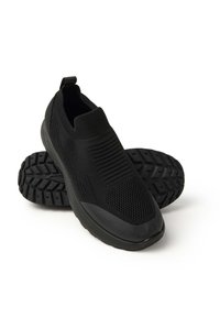 Zapatillas deportivas negras de slip-on con parte superior de punto texturizado, suela de goma y lengüeta trasera. Presentan una suela exterior con tracción para mejorar el agarre.