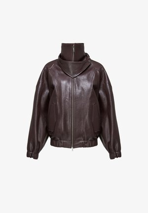 Chaqueta de cuero marrón oscuro con cuello alto con cremallera, cremallera frontal, detalle de botones a presión en el cuello, puños elásticos y dos bolsillos delanteros.