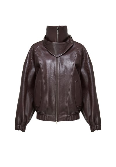 Tmavohnedá kožená bunda s vysokým golierom na zips, predným zipsom, detailom na golieri so zapínaním na cvoky, elastickými manžetami a dvoma prednými vreckami.