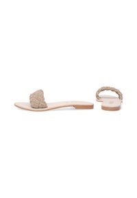 Tan instapsandalen met een geweven bovenkant, platte zool en een gevlochten achterband voor extra ondersteuning. Gladde textuur met minimale details.