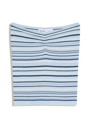 Top tubular bleu deschis tricotat, cu dungi orizontale în bleumarin și alb, cu fronseu în partea din față și etichetă Bershka pe interiorul gulerului.