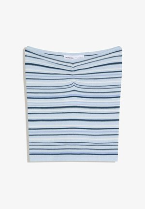 Top tube en maille bleu clair avec des rayures horizontales bleu marine et blanc, présentant un froncement au centre devant et une étiquette Bershka à l’intérieur du col.