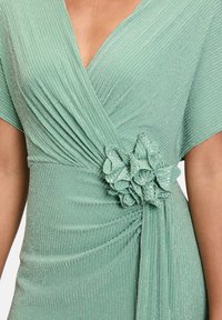 Vera Mont IM GLITZER-LOOK - Robe de cocktail - green silver