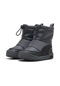 Par de botas de invierno negras aisladas con suelas de goma, cierres ajustables con cuerda y tiradores de marca en la parte posterior.