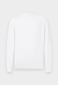 Biela dlhá rukáv t-shirt, dizajn s okrúhlym výstrihom, vyrobená z bavlny. Hladká textúra, bez vzorov alebo akcentov, priamy strih lemovania.