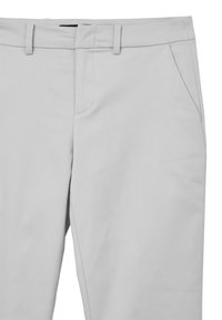Pantaloni grigi chiari realizzati in tessuto dalla texture liscia, con due tasche frontali e un design frontale piatto.
