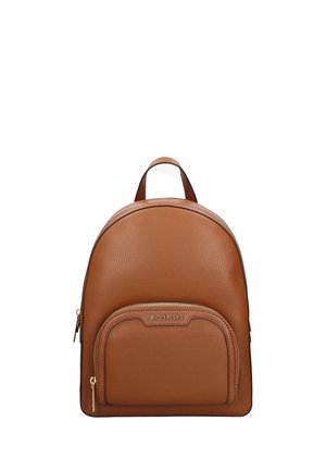 Mochila de cuero marrón con bolsillo frontal con cremallera, asa superior y tiradores de cremallera en tono dorado.